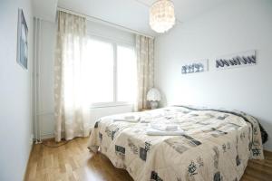 Un pat sau paturi într-o cameră la Downtown home with sauna - Kotimaailma