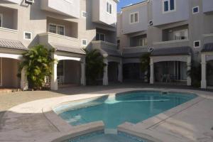 una piscina di fronte a un condominio di Welcome Aboard Villa a Flic-en-Flac