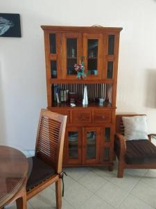 un grande mobile in legno con tavolo e due sedie di Welcome Aboard Villa a Flic-en-Flac