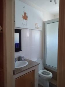 un bagno con lavandino e WC di Welcome Aboard Villa a Flic-en-Flac