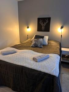 Un dormitorio con una cama grande con dos almohadas encima. en Arctic Star Levi - Lumitähti, en Levi