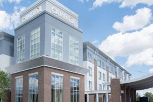 Representación arquitectónica de un edificio con un hospital en Cambria Hotel Appleton, en Appleton