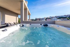 Bazén v ubytovaní Luxury modern penthouse w jacuzzi & huge terrace alebo v jeho blízkosti