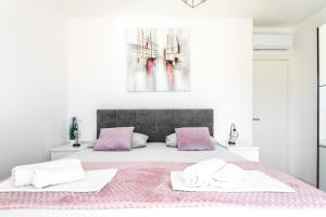 Posteľ alebo postele v izbe v ubytovaní Luxury modern penthouse w jacuzzi & huge terrace