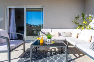 Posedenie v ubytovaní Luxury modern penthouse w jacuzzi & huge terrace