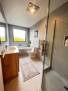 Koupelna v ubytování New town house room in Green lane + 30 fotografií