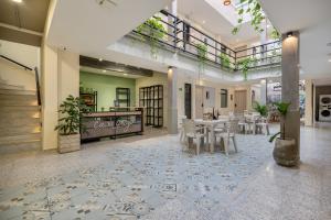 メデジンにあるCasa Origo Hospedajeのロビー(テーブルと椅子付きのダイニングエリアあり)