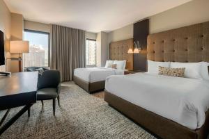 Postel nebo postele na pokoji v ubytování Cambria Hotel Houston Downtown Convention Center