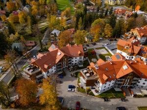 eine Draufsicht auf ein Gebäude mit rotem Dach in der Unterkunft Apartamenty Premium STONE HILL - Baseny&Jacuzzi in Szklarska Poręba