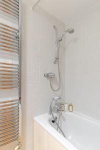 Bilik mandi di Cosy cottage at New Yatt Farm +21 gambar