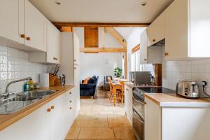 Dapur atau dapur kecil di Cosy cottage at New Yatt Farm