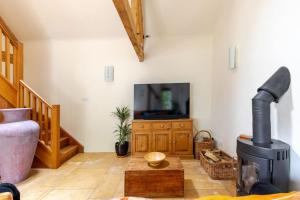 Televisyen dan/atau pusat hiburan di Cosy cottage at New Yatt Farm