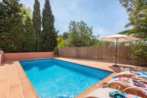 basen z leżakami i parasolem w obiekcie Villa Capricho - PlusHolidays w mieście Calpe