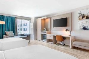 TV a/nebo společenská místnost v ubytování Cambria Hotel Waco University Riverfront