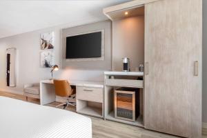 TV a/nebo společenská místnost v ubytování Cambria Hotel Waco University Riverfront