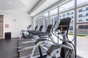 Fitness centrum a/nebo fitness zařízení v ubytování Cambria Hotel Waco University Riverfront