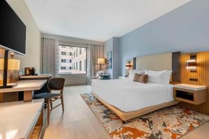 Postel nebo postele na pokoji v ubytování Cambria Hotel Austin Downtown