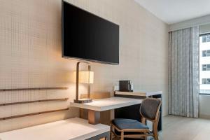 TV a/nebo společenská místnost v ubytování Cambria Hotel Austin Downtown