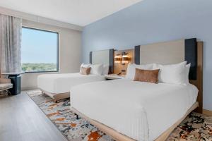 Postel nebo postele na pokoji v ubytování Cambria Hotel Austin Downtown