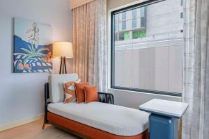 Postel nebo postele na pokoji v ubytování Cambria Hotel Austin Downtown