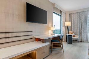 TV a/nebo společenská místnost v ubytování Cambria Hotel Austin Downtown