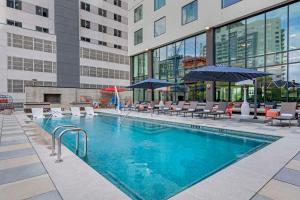 Bazén v ubytování Cambria Hotel Austin Downtown nebo v jeho okolí