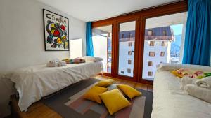 塞斯特雷Hostdomus - Guglielmo Loft的一间有两张床和一扇大窗户的卧室