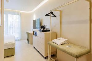 Hotel HOGO的电视和/或娱乐中心