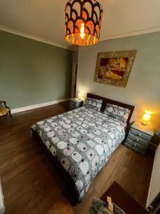 ein Schlafzimmer mit einem Bett und einem Kronleuchter in der Unterkunft Wellbet Farm in Lincoln