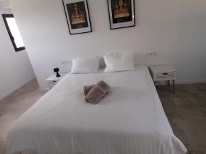 En eller flere senge i et værelse på La Perla del Mar