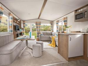 una cucina e un soggiorno con una roulotte di Ivy Caravan 2 at Pease Bay Leisure Park a Cockburnspath