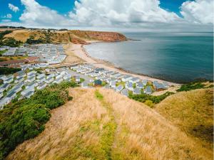 una vista aerea di una spiaggia con case e l'oceano di Ivy Caravan 2 at Pease Bay Leisure Park a Cockburnspath