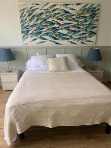 Postel nebo postele na pokoji v ubytování Maison des glycines au bord du Doubs