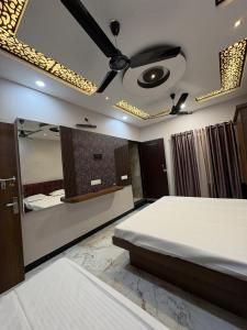Katil atau katil-katil dalam bilik di shree trilokeshwar guest house