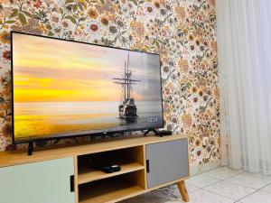 Телевизор и/или развлекательный центр в Lumineux, Calme, Parking & Tram