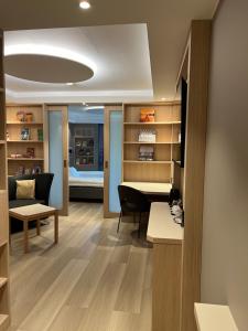 斯基腾奥拉夫农场北欧之选酒店的客厅里有一张桌子和一张沙发