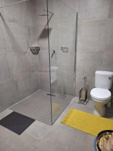Bilik mandi di The Guestroom