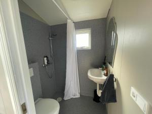 Bilik mandi di Smabot - riverside cottage