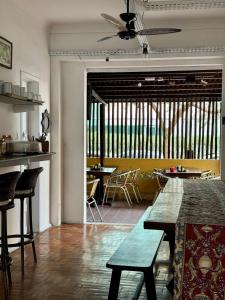フォルタレザにあるAlbergaria Hostelのダイニングルーム(テーブル、椅子付)