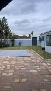 een terras voor een wit huis bij Zoe & Saint in Kaapstad