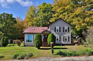 una casa con il tetto rosso e un parchimetro di The Family Retreat at Bomoseen home a Castleton