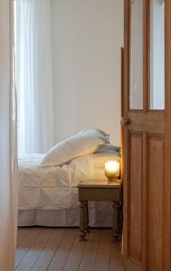 una camera da letto con un letto e un tavolo con una lampada di Belle maison de village du sud ad Aramon