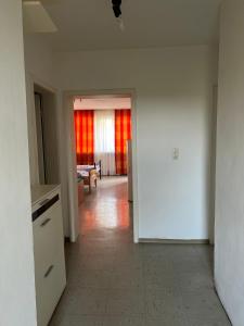 an empty room with a kitchen and a dining room at 3-Zimmer Apartment für Monteure in Hannover Mühlenberg in Hannover