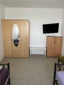 a room with a mirror and a tv on a wall at 3-Zimmer Apartment für Monteure in Hannover Mühlenberg in Hannover