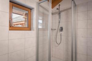 Ein Badezimmer in der Unterkunft Apartments SARLO