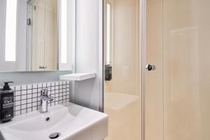 Ένα μπάνιο στο ibis budget Saint-Maurice