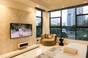 TV a/nebo společenská místnost v ubytování George Residence Cooper Road, Ikoyi
