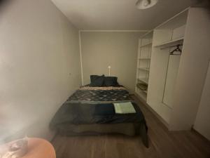 a small bedroom with a bed in a room at Chambre première étage in Lille