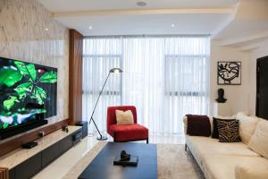 TV a/nebo společenská místnost v ubytování George Residence Cooper Road, Ikoyi