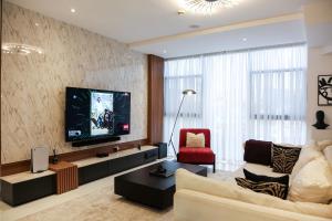 TV a/nebo společenská místnost v ubytování George Residence Cooper Road, Ikoyi